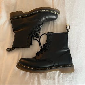 1460 WOMEN'S SMOOTH LEATHER LACE UP BOOTS | Doc Martens, Black